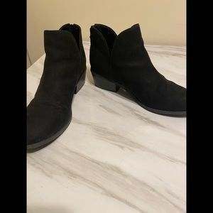 Black low cut Chelsea boot.